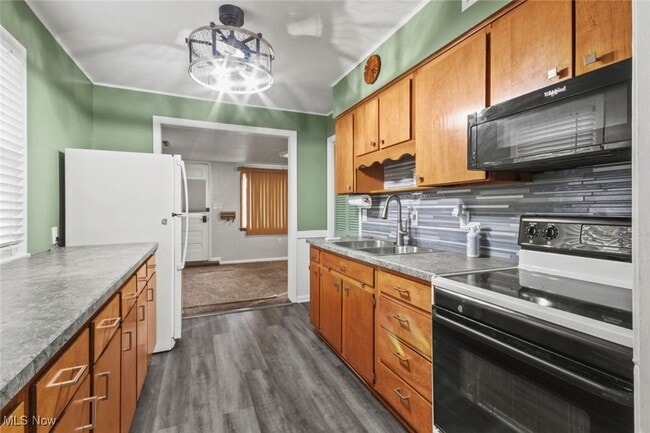 Building Photo - 1553 Bancroft Ave