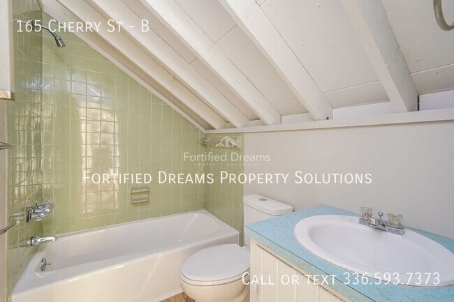 Building Photo - 165 Cherry Dr