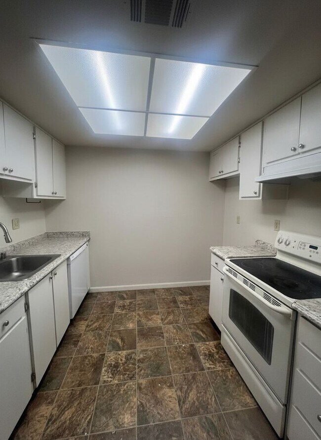 Building Photo - 9365-67 CAMADA COURT