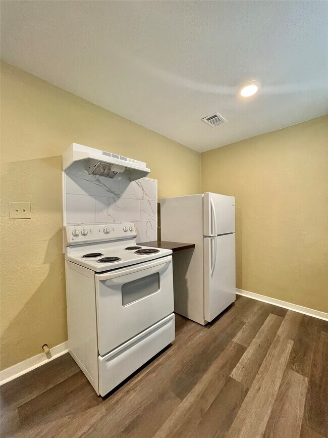 Building Photo - 611 N Avenue D