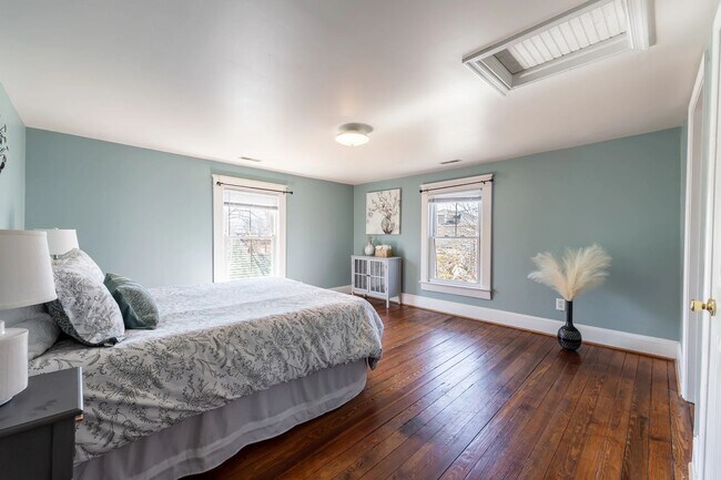 Building Photo - Walk to Main Street Restaurants and Downtown! Charming home, just like grandma's house!
