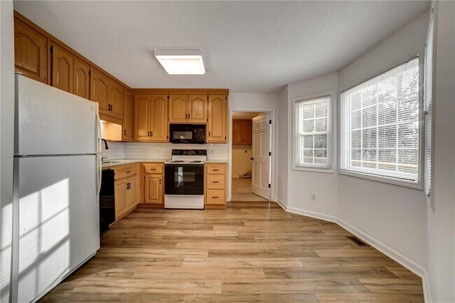 Building Photo - 701 Longview St