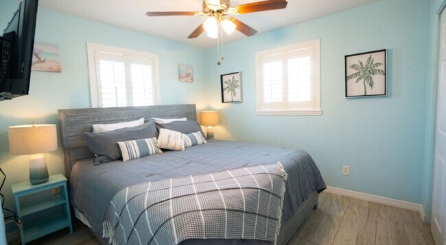 Building Photo - Charming 2 bedroom 1 bathroom beach side home