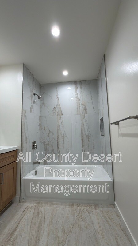 Building Photo - 517 S Mountain View Dr