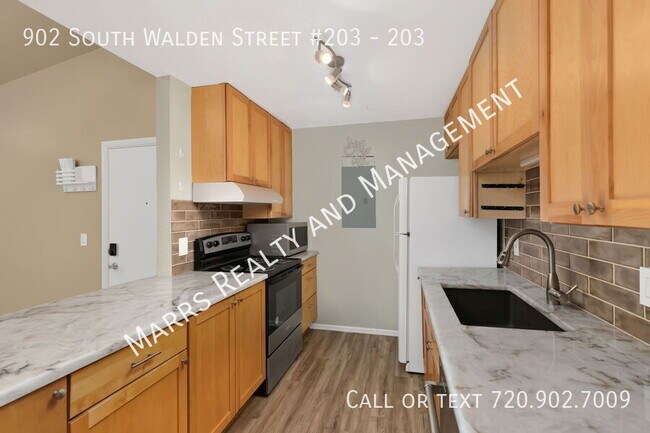 Building Photo - 902 S Walden St