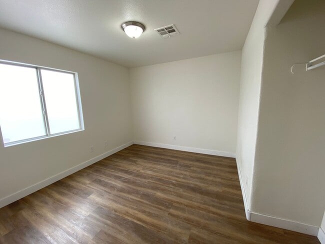 Building Photo - Newly Remodeled 4-bed, 2.5-bath. 3-Car Gar...