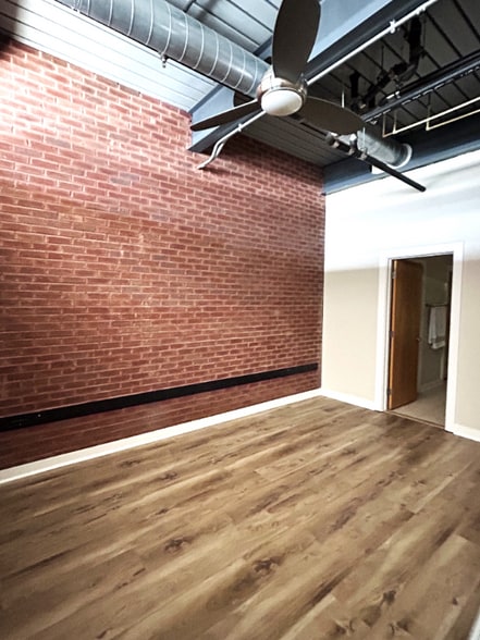 Building Photo - 515 W Main St