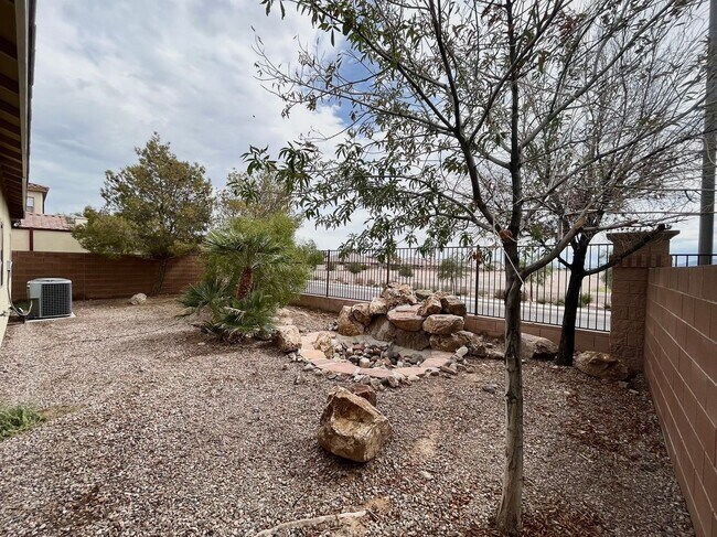 Building Photo - One story single lovely house with a beautiful desert view