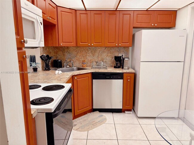 Building Photo - 1817 S Ocean Dr