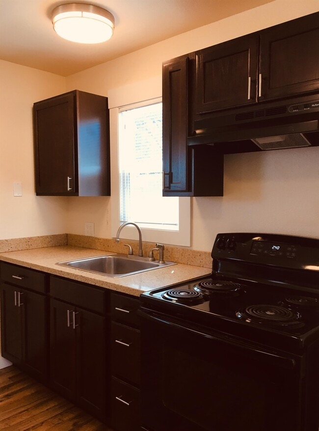 Building Photo - 4550 Lakeshore Blvd