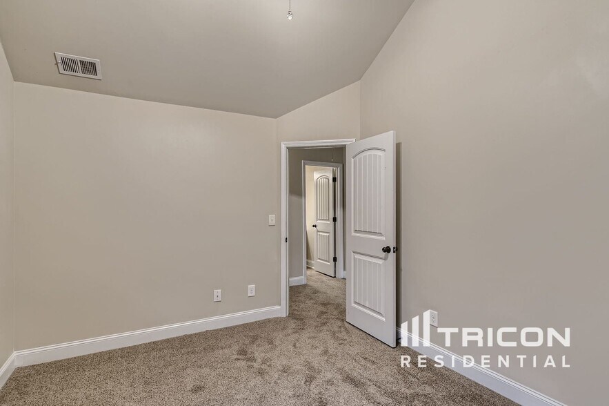 Building Photo - 239 Huntleigh Chase Dr