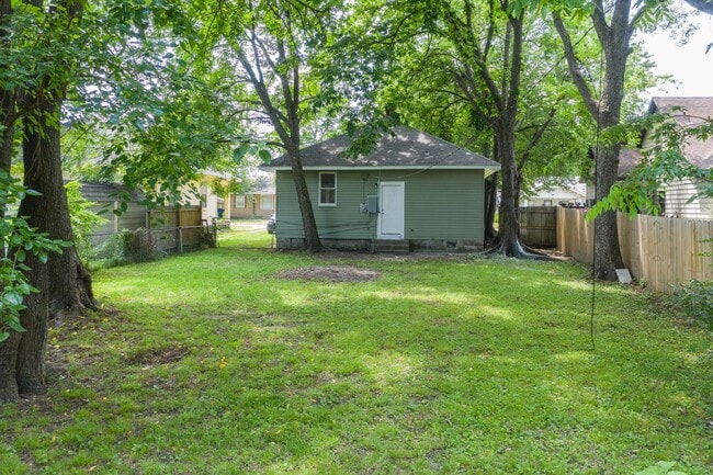 Building Photo - Charming & Renovated Two Bedroom Home