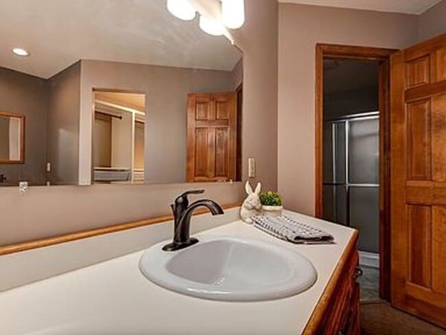 Building Photo - Executive 4 Bedroom 3.5 Bath 3+ Car Garage...
