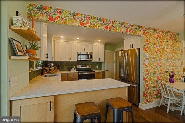 Building Photo - 203 E Rosedale Ave