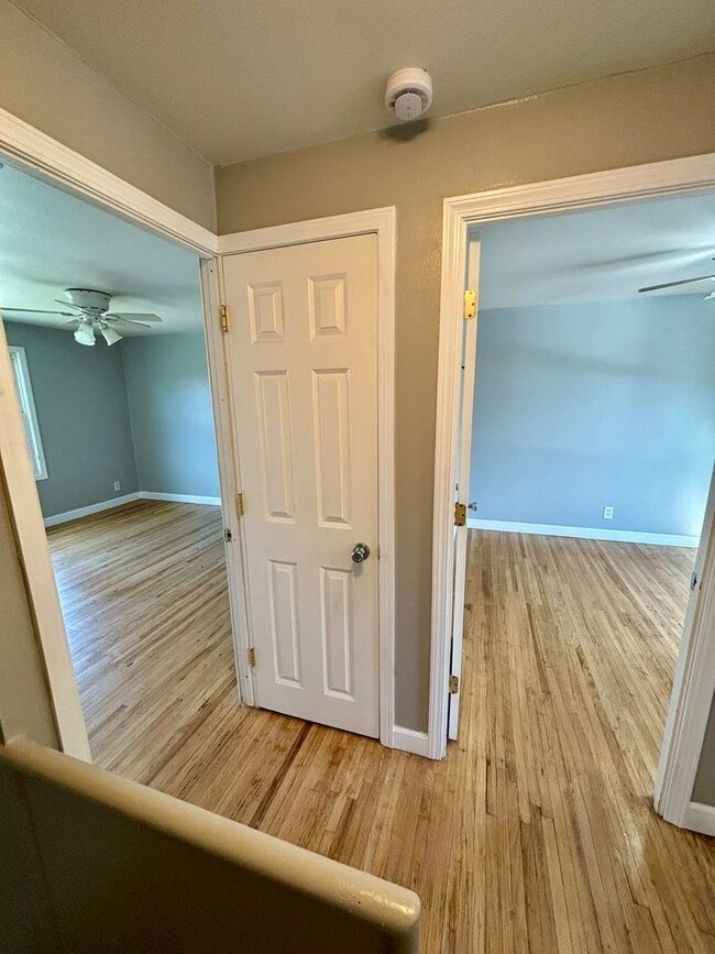 Building Photo - 2 bed, 1 bath townhome in convenient Water...