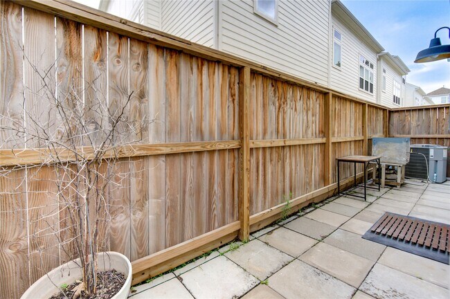 Building Photo - 730 Carriage Knls Dr