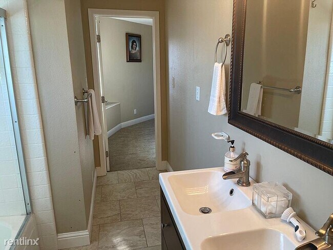 Building Photo - 4 br, 2.5 bath House - 733 Dolores Ave