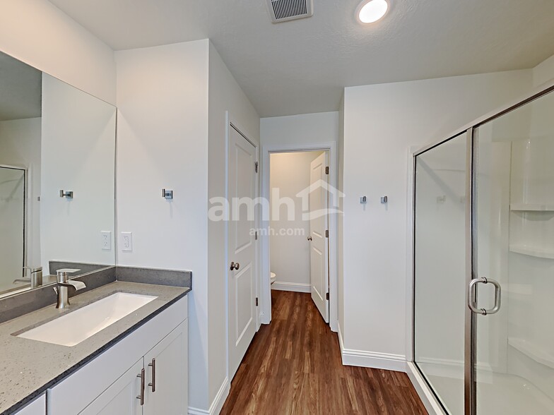 Building Photo - 2412 E Surry Way