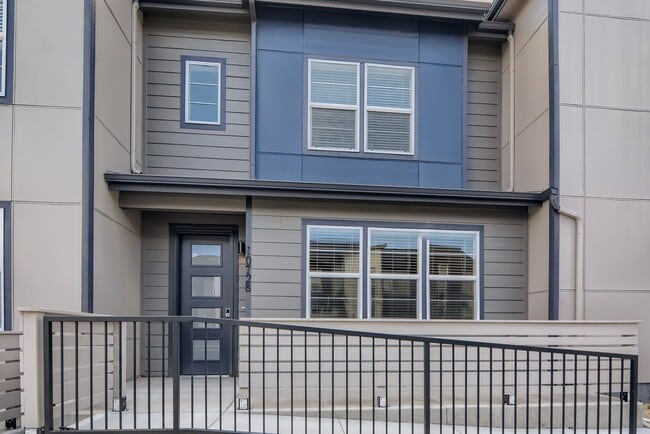 Building Photo - Beautiful 2-story modern townhome available for rent in booming Interquest & Voyager area