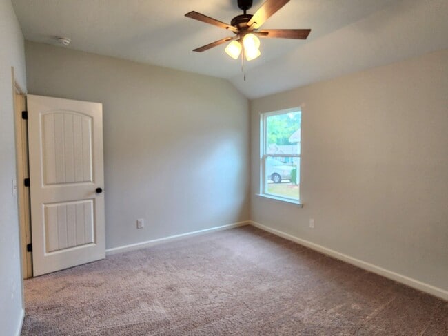 Building Photo - 4 Bedroom Ranch in Willow Oak Village