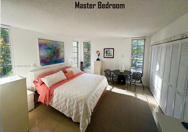 Building Photo - 3051 S Palm Aire Dr