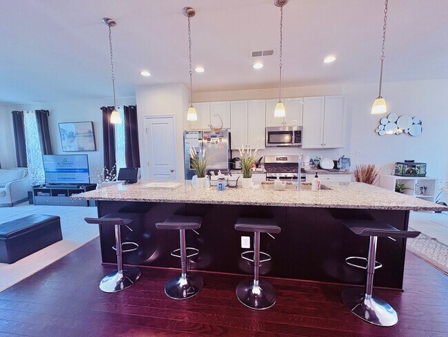Building Photo - EMBREY MILL - END UNIT TOWNHOUSE