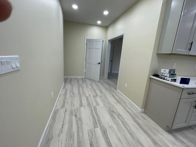 Building Photo - 136 Park Ave