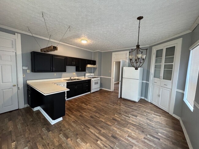 Building Photo - Bates Hendricks 3 Bedroom 2 Bath
