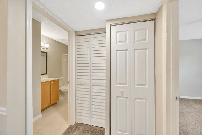 Building Photo - Lake Parsons Green