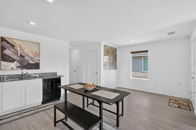 Building Photo - 6825 Sunbeam Cir