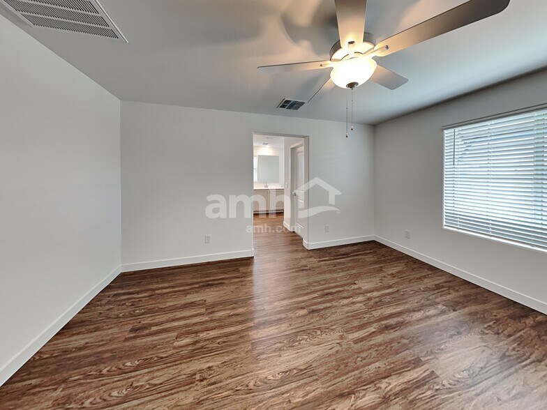 Building Photo - 814 S 150th Dr