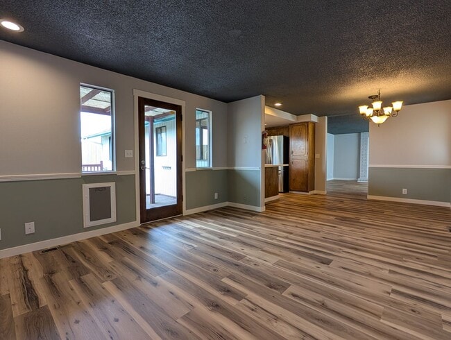 Building Photo - Great 4bed/2 bath home in west Eugene!