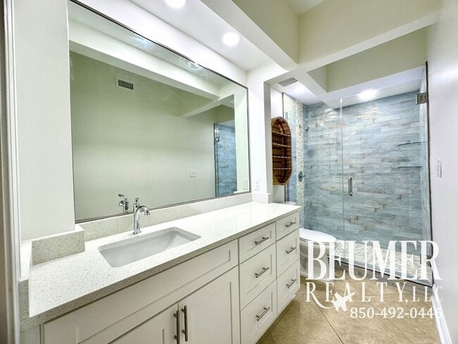 Building Photo - Upscale 3 BR 3 BA furnished Condo On the Gulf for 12 Month Lease