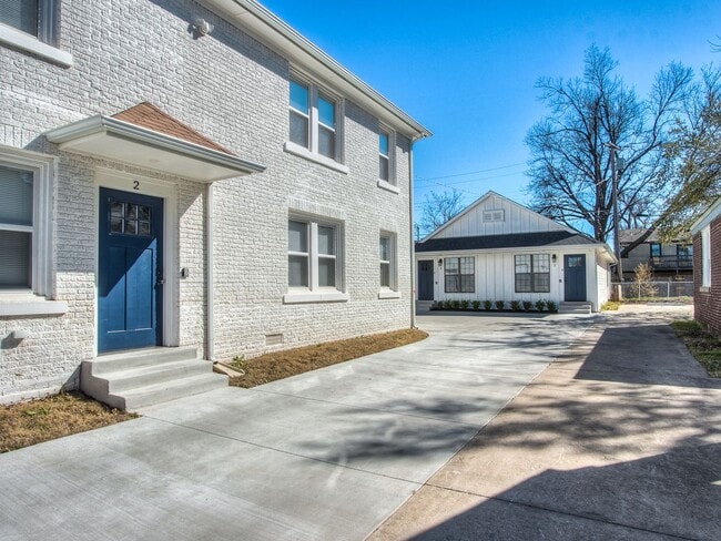 Building Photo - Champagne Plaza - Furnished Back House