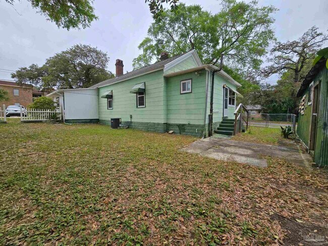 Building Photo - 511 E La Rua St
