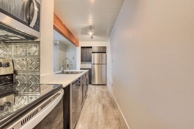 Building Photo - 2 Bedroom condo in Denver