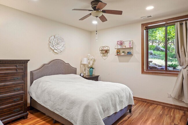Building Photo - Stunning Broadmoor Estate with Mountain & City Views