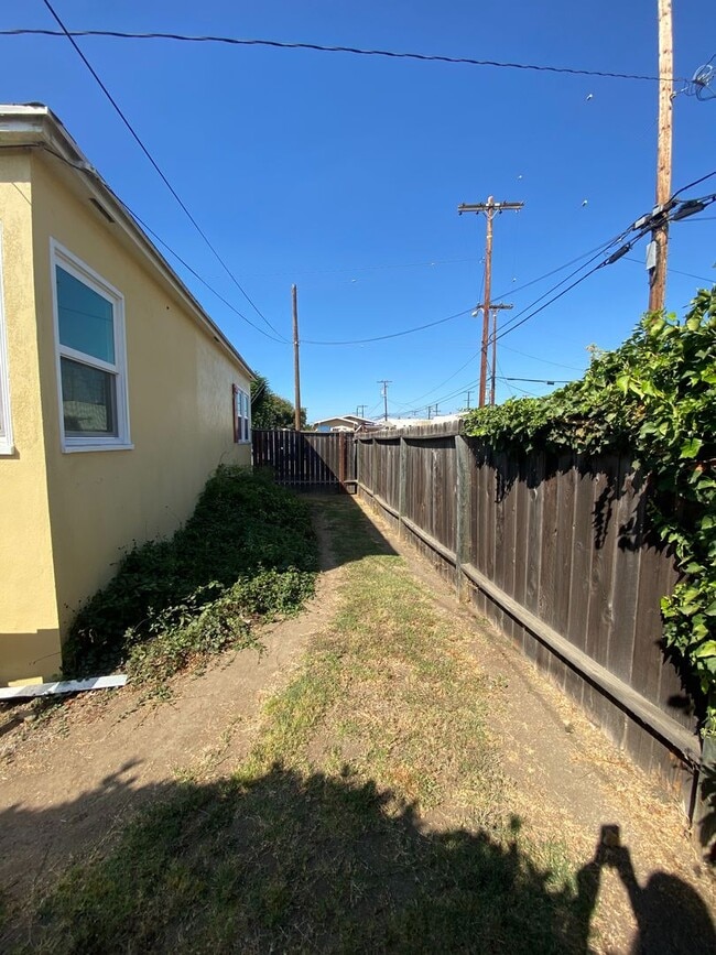 Building Photo - Midtown Ventura - Cottage Two bedroom, one bathroom