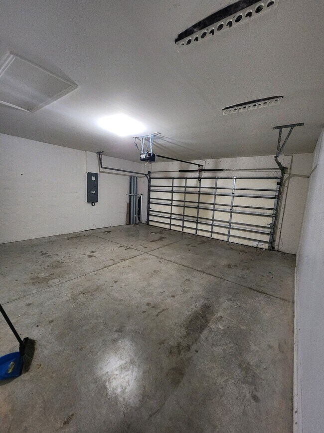 Building Photo - 220 SW 19th Terrace