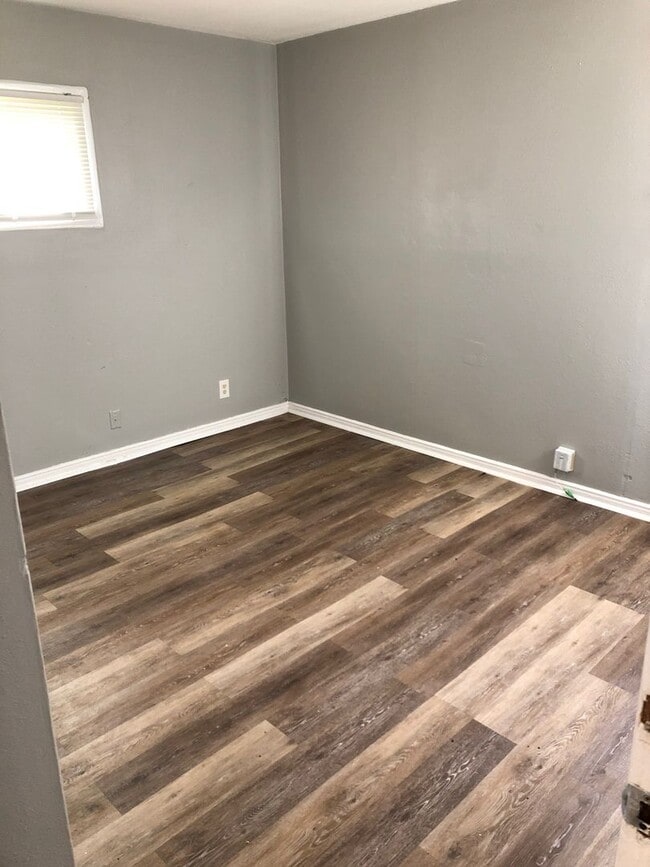 Building Photo - Single House 3 Bdr with Fenced yard and Garage AVAILABLE NOW