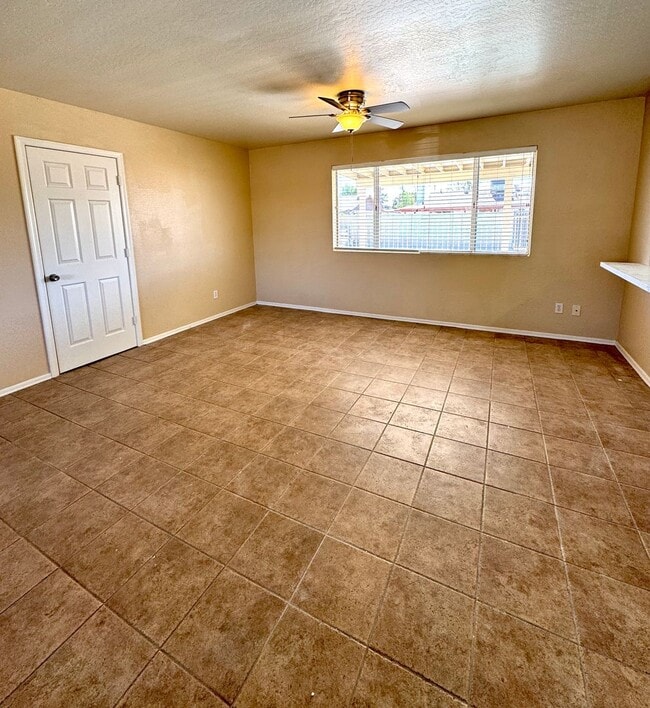 Building Photo - Spacious 4bdm 2Ba Tempe Home with New Kitchen and a Pool!