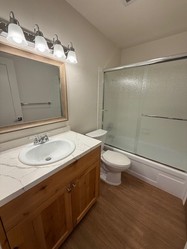 Building Photo - Completely Remodeled 2 bedroom condo in Tu...