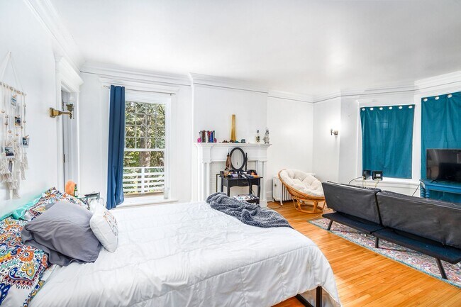 Building Photo - Beautiful 4 Bedroom/2 Bathroom SECOND Floor Apartment in East Duluth Mansion - AVAILABLE JUNE!