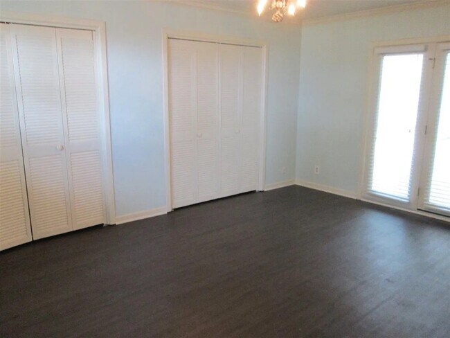 Building Photo - 1002 Clyde Dr