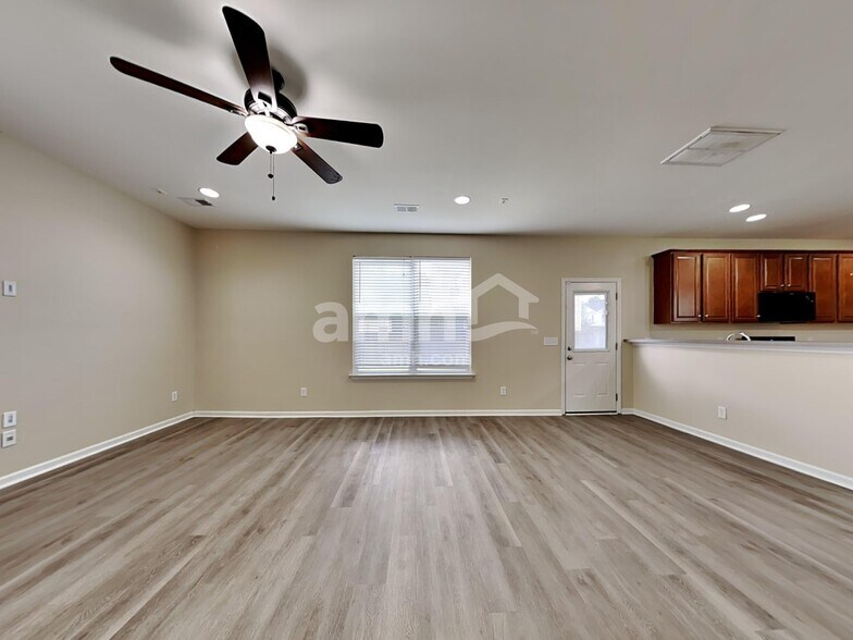 Building Photo - 204 Short Woods Ct