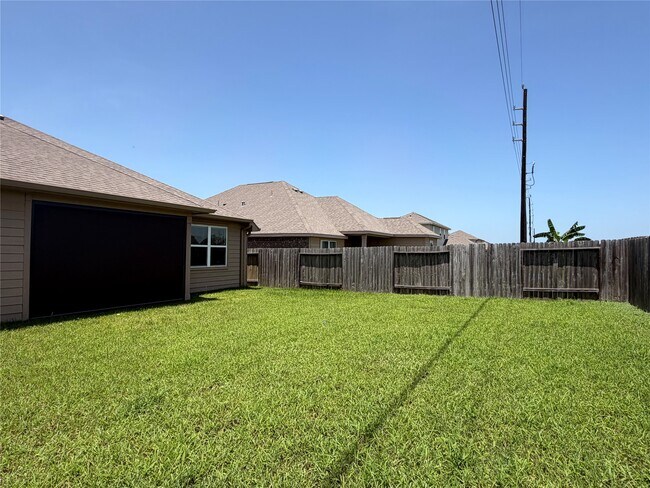 Building Photo - 21102 Echo Manor Dr