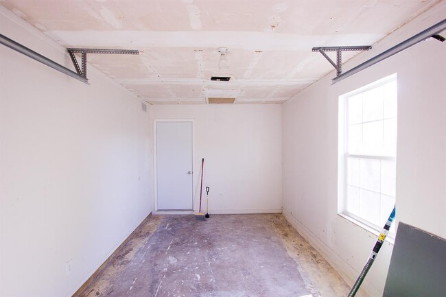 Building Photo - 4605 Button Bend Rd