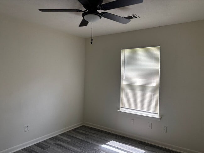 Building Photo - 3 Bedroom 2 Bath