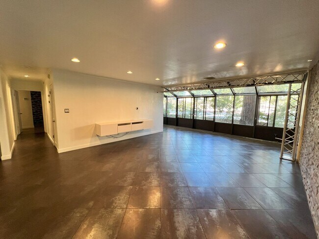 Building Photo - Remodeled 2 Bed, 2 Bath Unit in Downtown S...