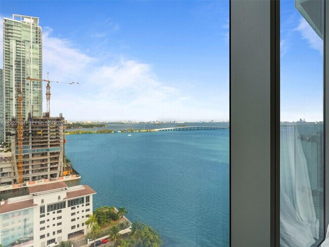 Building Photo - 700 NE 26th Terrace